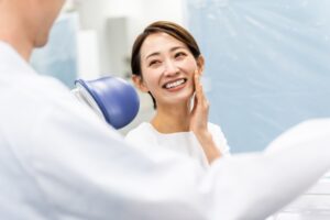 歯科医と笑顔で会話する女性
