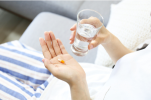 女性が薬を飲もうしているところ